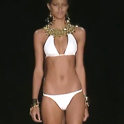 Fehér és arany 2013 trend - arany a karon, vállon, nyakon és a fülben - fehér bikini arany kiegészítőkkel