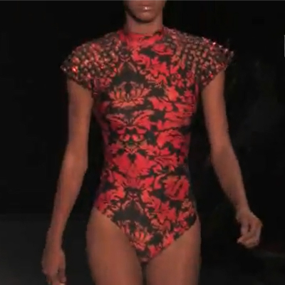 Egyrészes fürdőruha, fekete korall piros mintával - nagyon szép design tervezői munka