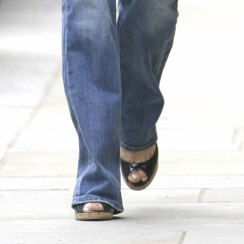 Fekete lakk műbőr szandál farmernadrághoz - Kate Middleton utcai viselet