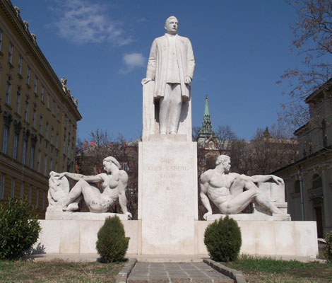 Gróf Klebelsberg Kuno (1875-1932) emlékműve Budapesten a Villányi úton
