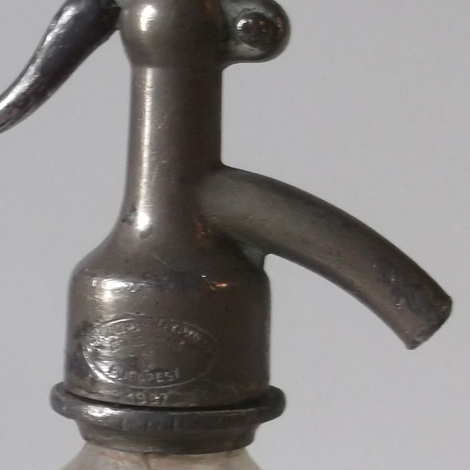 A gyártó bélyegzője a szódásüveg fémfejében