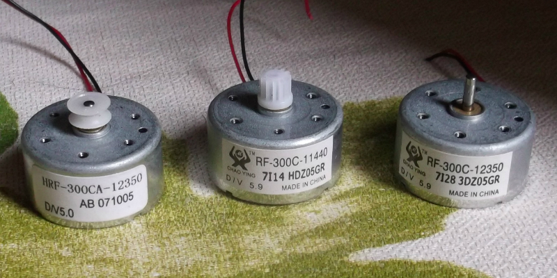 három kis kinai elektromos motor - villanymotorok szőllőlevél mintás terítőn