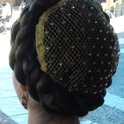 Hímzett szegélyű arany hajháló kristály díszekkel - női frizura divat