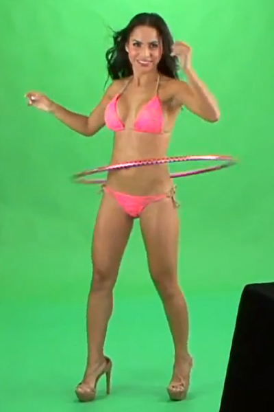 Pink bikiniben, pink Hula Hoop karikával - Lisa Morales modell