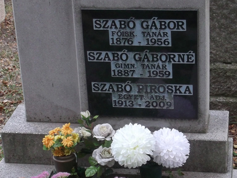 Márvány tábla Neumann Frida síremlékén