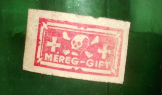 Címke az üvegpalack oldalán: MÉREG - GIFT