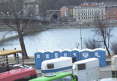 Mobil wc kabinok a Széchenyi Lánchíd pesti hídfőjénél