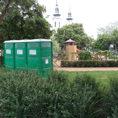 Három toalett kabin - mobil wc a játszótérnél
