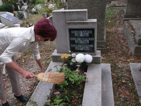 Neumann Frida síremléke a Farkasréti temetőben - a márványtáblán családi neve, Szabó Gáborné szerepel