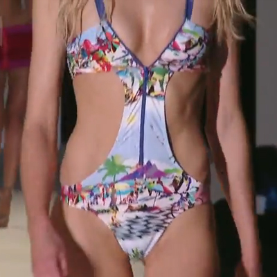 Színes trikini, elől cipzáras fürdőruha - trópusi tengerparti jelenet mintás anyagból