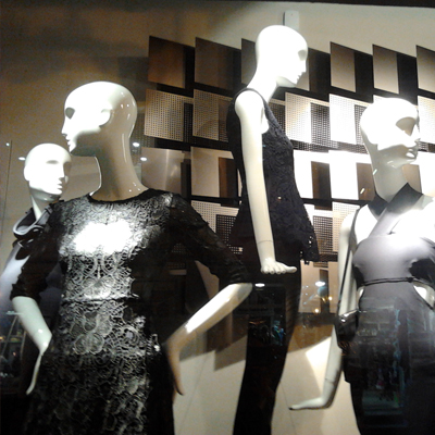 Ezeket a Zara szeretné eladni - Zara Váci utcai kirakat - női divat 2012 őszi modellek