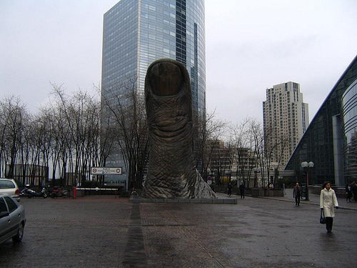 Big-Thumb-Statue-Paris.jpg