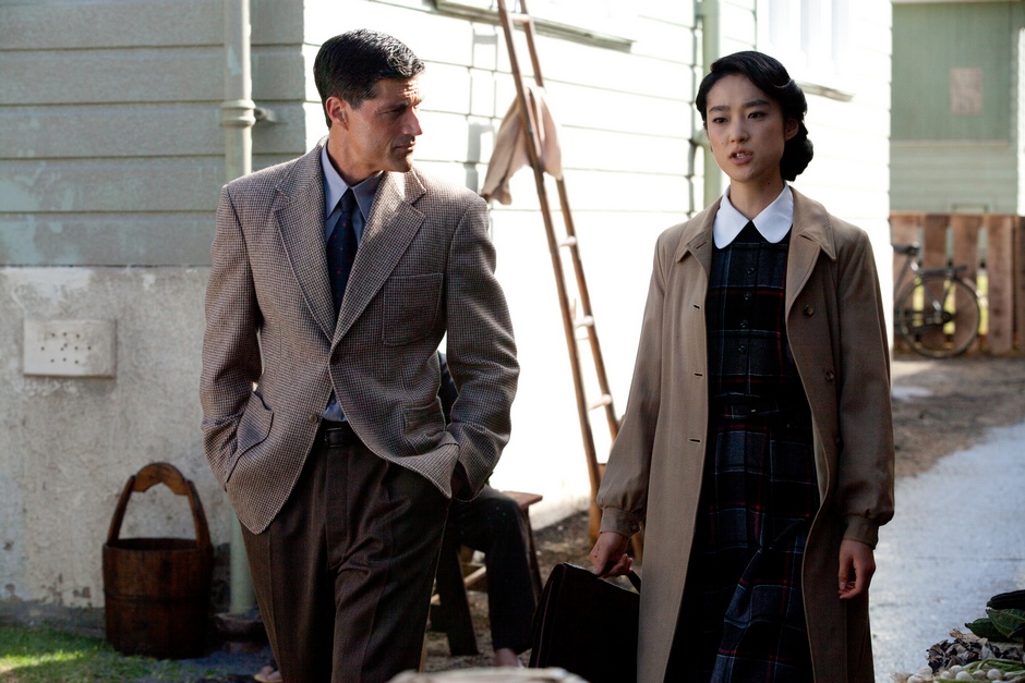 Matthew-Fox-and-Eriko-Hatsune-in-Emperor-2012-Movie-Image.jpg