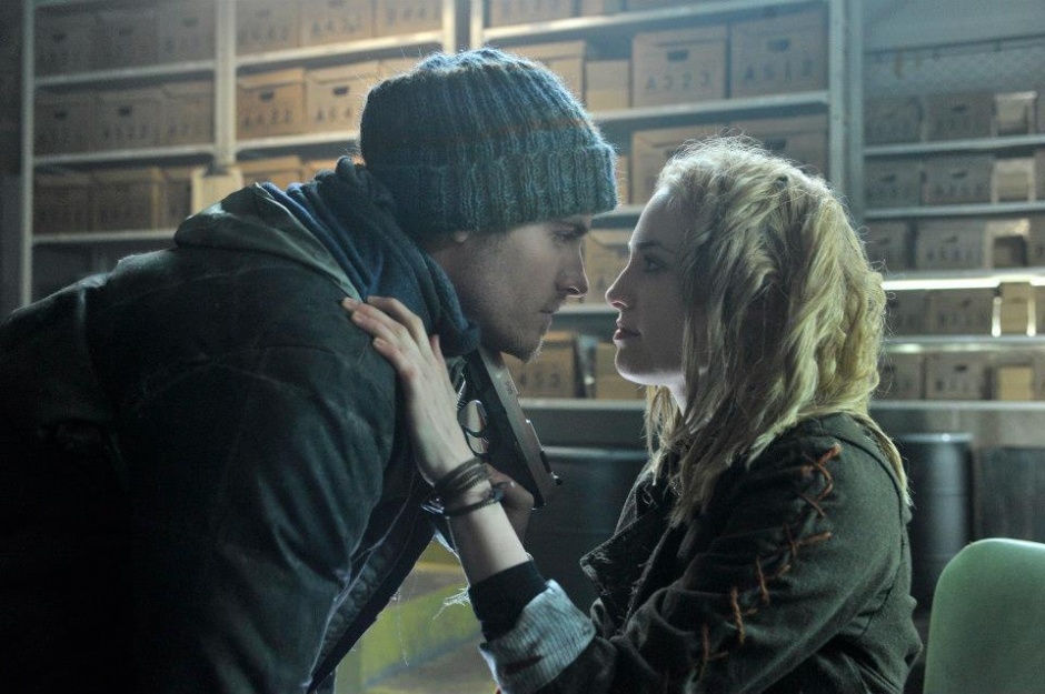 Charlotte-Sullivan-and-Kevin-Zegers-in-The-Colony-2013-Movie-Image.jpg