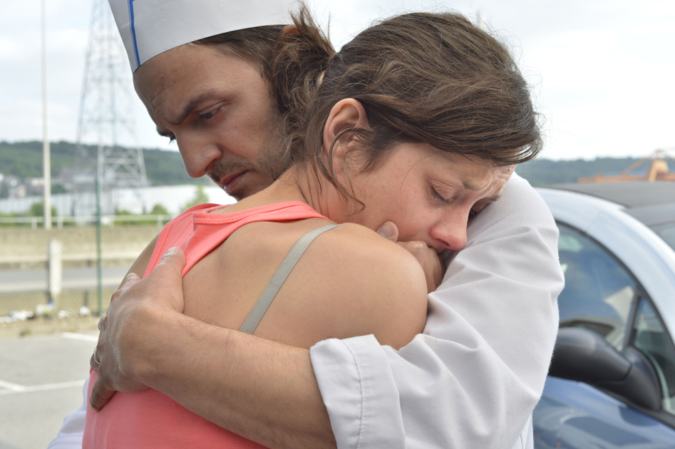 fabrizio-rongione-et-marion-cotillard-deux-jours-une-nuit-pleurs.jpg