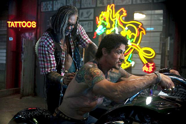 mickey-rourke-tattoo-artist-sylvester-stallone-the-expendables-2010.jpg