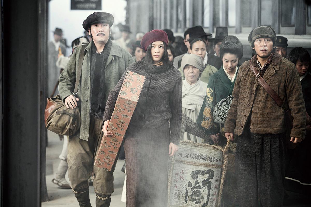 still-of-ji-hyun-jun_-duek-mun-choi-and-jin-woong-jo-in-assassination-_2015_-large-picture.jpg