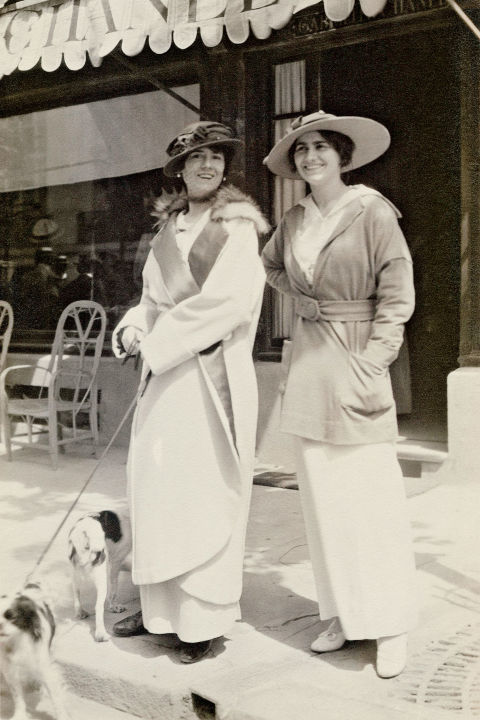 Coco Chanel és nagynénje a legelső Chanel boutique előtt.<br />1913