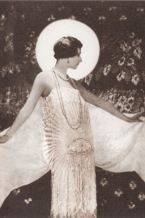 A BAZAAR magazinban megjelenő, Chanel által tervezett fehér selyemruha.<br />1925