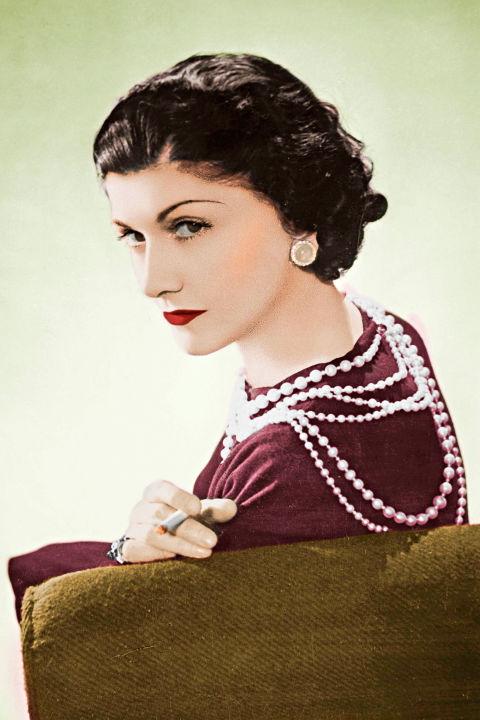 Chanel saját tervezésű, többsoros gyöngy láncát viseli.<br />1936