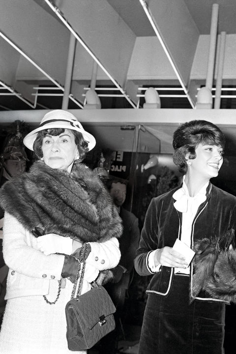 Coco Chanel egy színházi darabot nézett meg, ahol egyik leghíresebb tervezésű táskáját viselte. (2.55)<br />1960