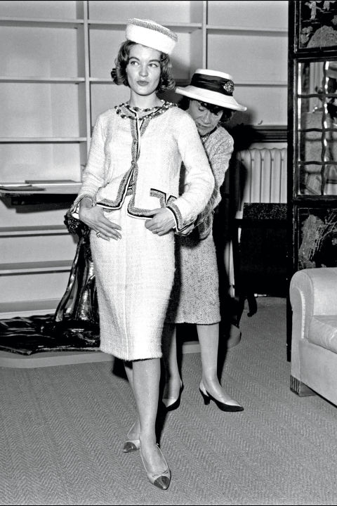A tervező Romy Schneider színésznőt öltözteti saját műtermében.<br />1960