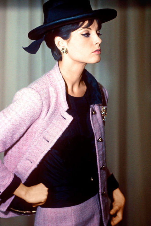 Egy modell a klasszikus Chanel kosztümöt viseli.<br />1960
