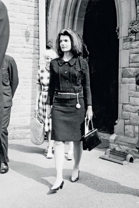 Jacqueline Kennedy is viselt Chanel-t.<br />1967