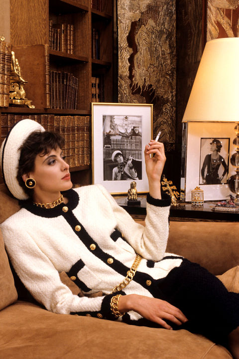 Inés de la Fressange, ‘otthoni modellkedése‘ Chanel lakásában.<br />1984