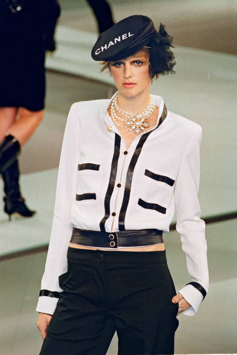 Stella Tennant a Chanel Spring 2002 divatbemutatóján.<br />2001