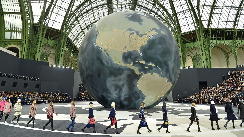 Így szemléltetik a Chanel márkát a földkörül.<br />2013