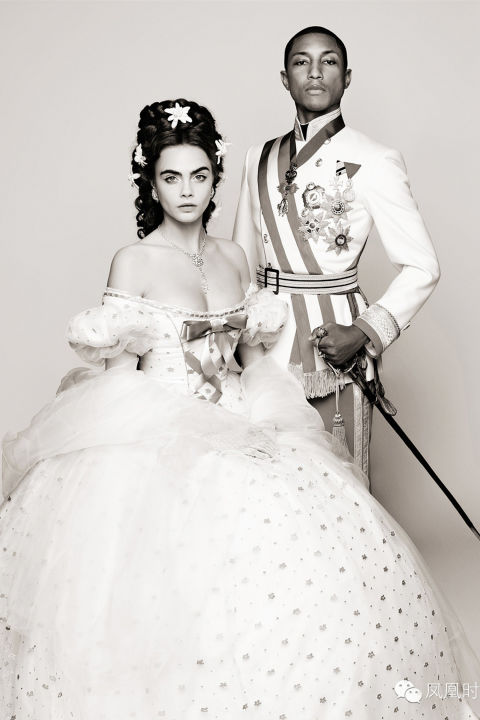 Cara Delevingne és Pharrell Williams, Sziszi hercegnőként, illetve Ferenc Józsefként ábrázolva egy rövid filmben, melyet Karl Lagerfeld készített. <br />2014