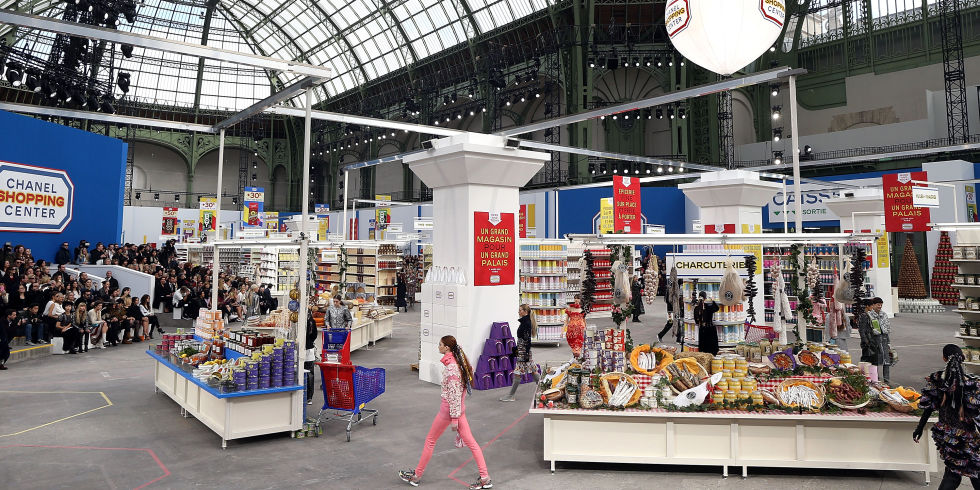 Divatbemutató élelmiszerboltként ábrázolva a 2014-es őszi kollekció bemutatóján.<br />2014