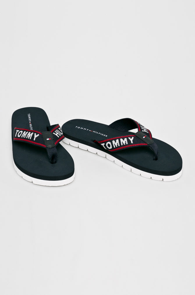 Answearen Tommy Hilfiger papucs most 12.990 forint helyett mindössze 9.990 forintért lehet a tiéd.