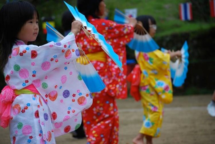 mindenszentek-bon-odori-gyerekek.jpg