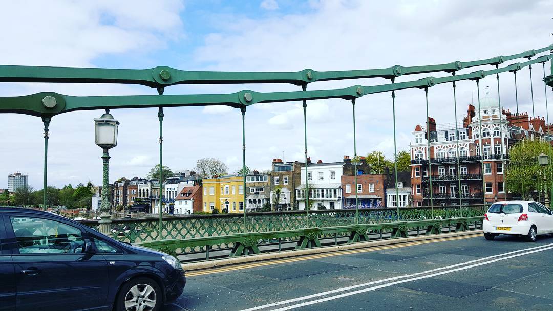 Hammersmith Bridge, háttérben egy kis Richmondi életérzéssel