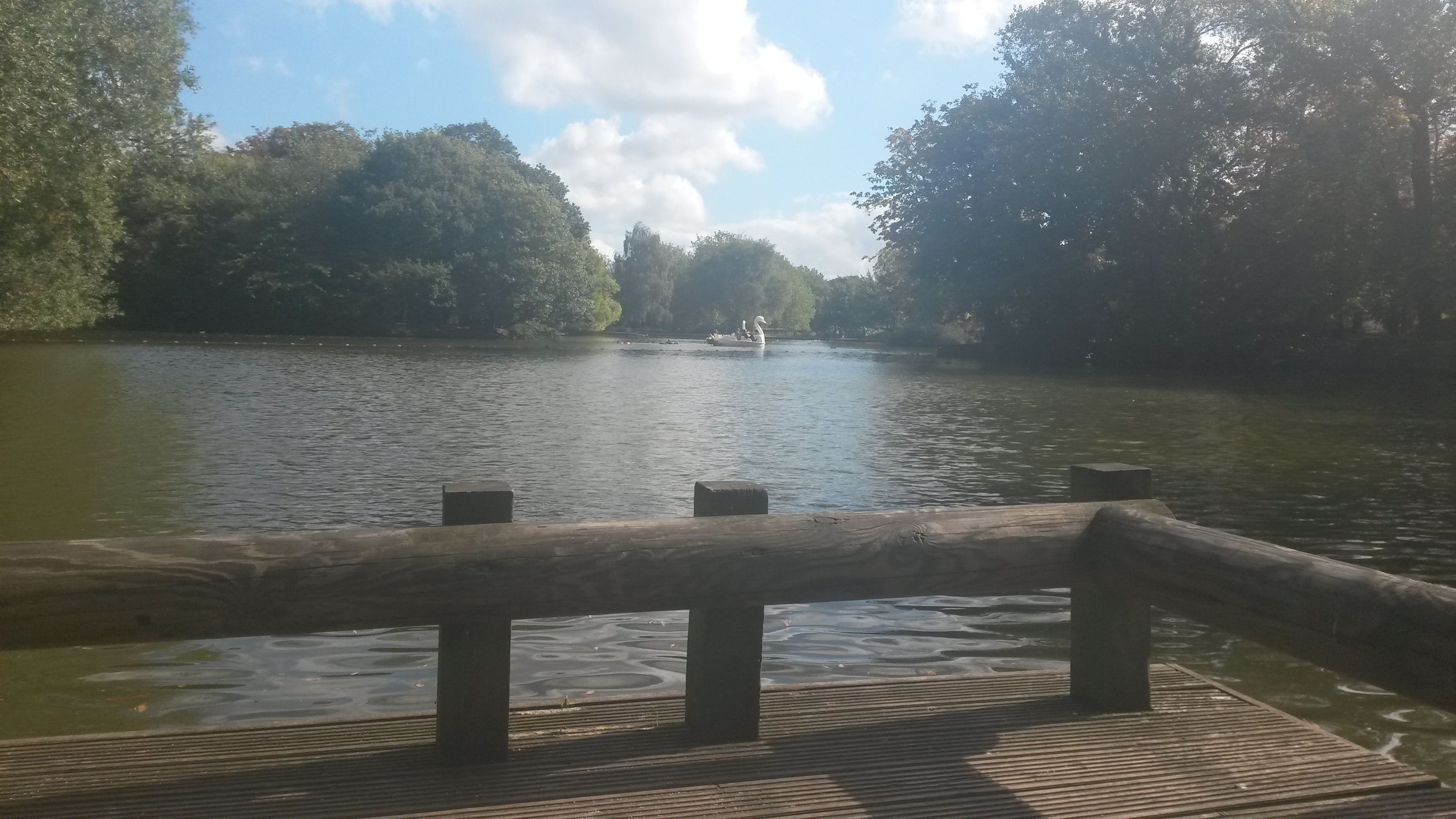 a közeli dombtetőn fekvő Alexandra Park nyugalma...