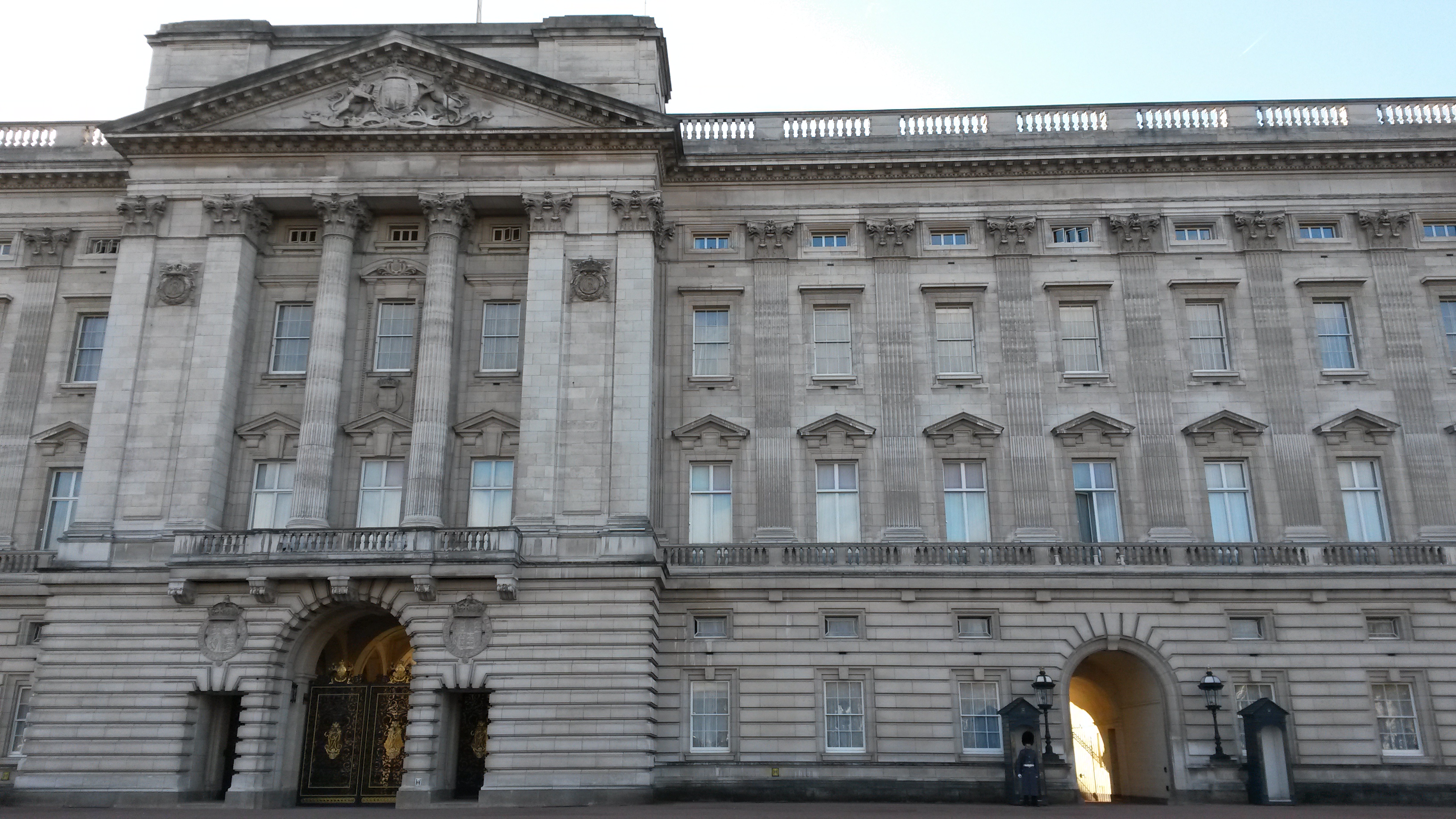A szürke és egyhangú Buckingham-palota...