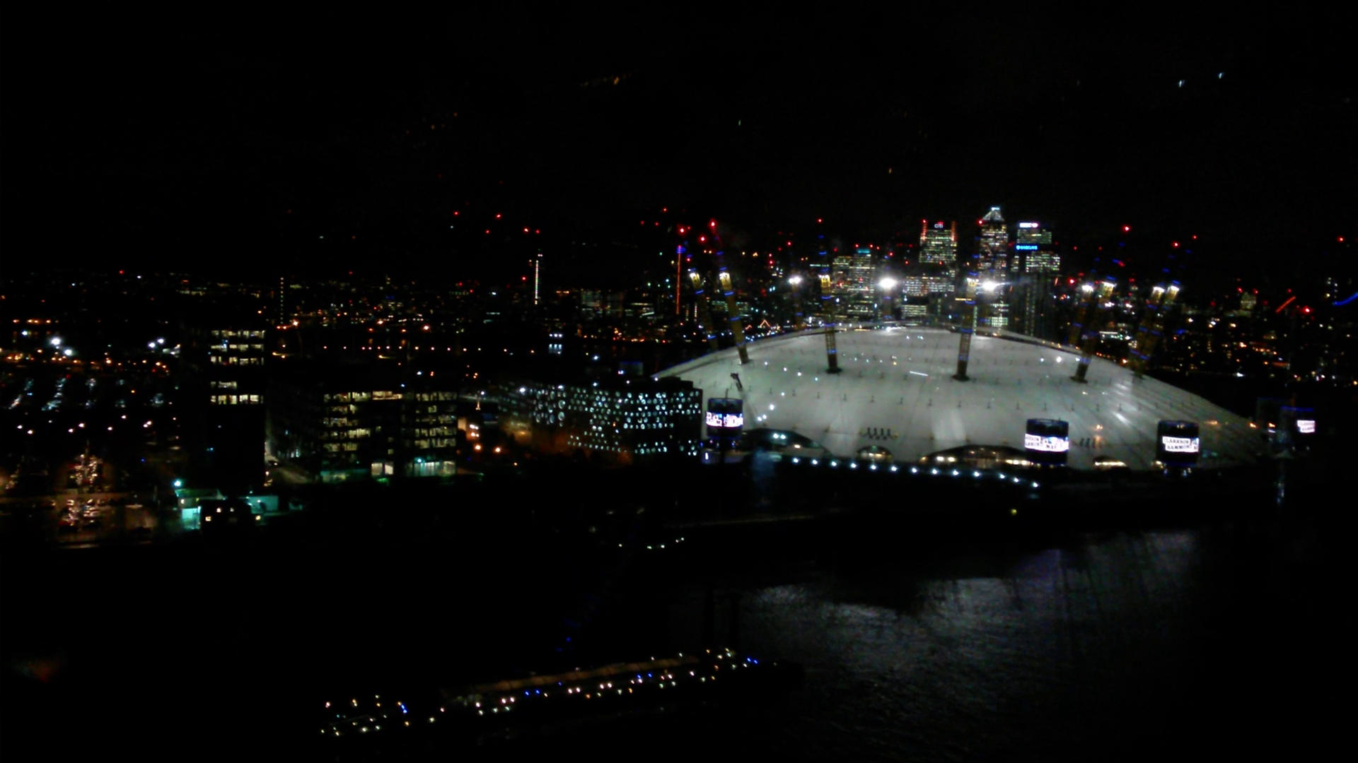 Nagyvárosi fények - kilátás a Temze felett átívelő Emirates Airlines libegőjéről