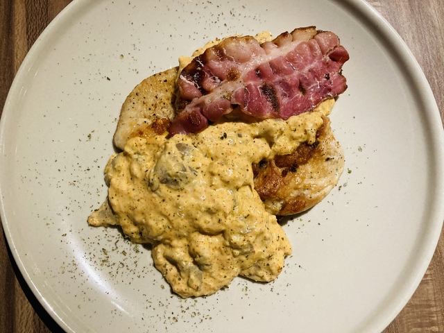 Csirkemell gombás szósszal, grillezett bacon szalonnával tálalva