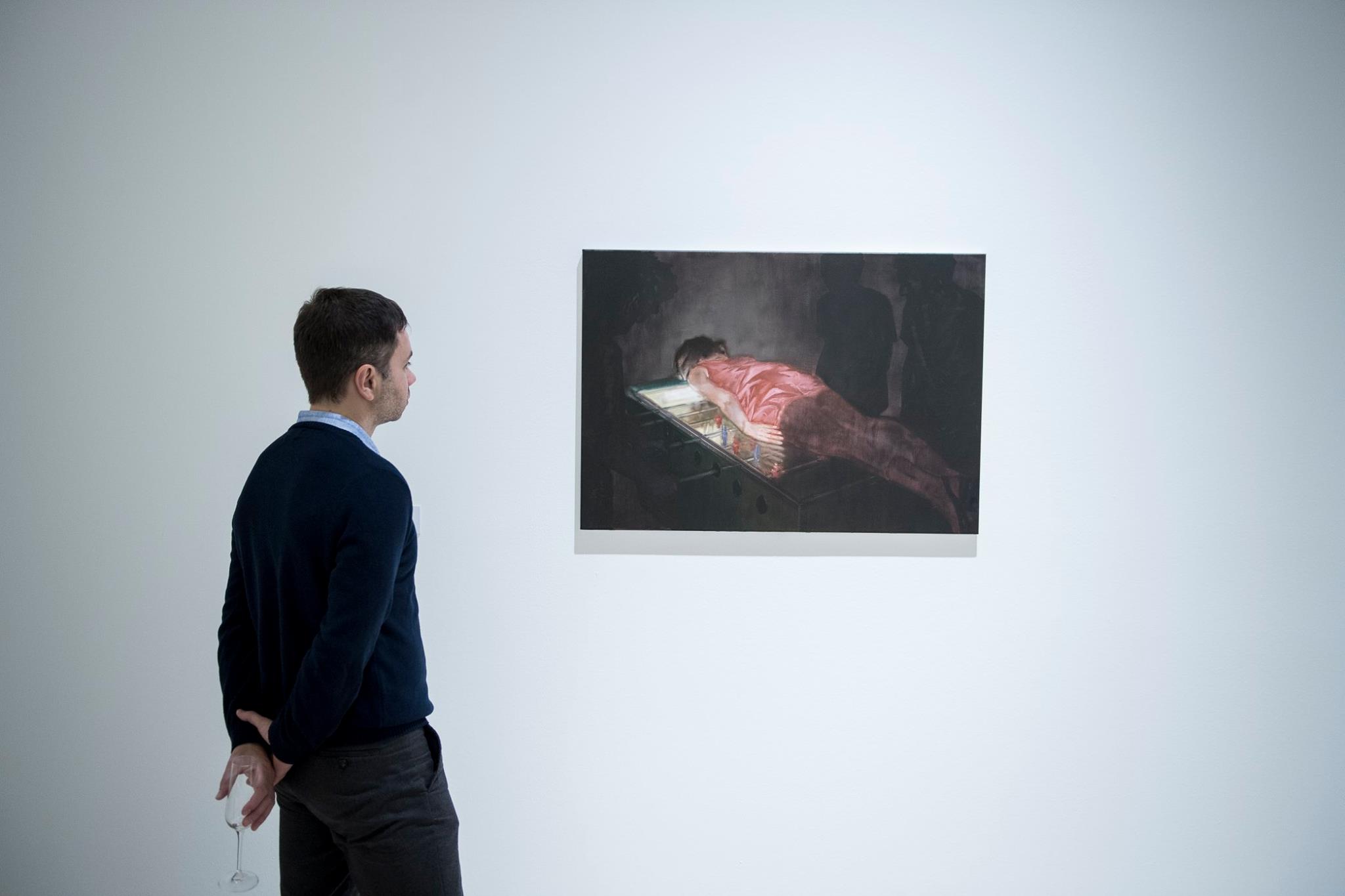 Vízszintesen kitartott testek – festmények a plankingről a Ludwig Múzeumban