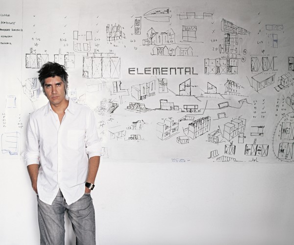 Alejandro Aravena, a 15. Velencei Építészeti Biennále főkurátora kapta az idei Pritzker-díjat