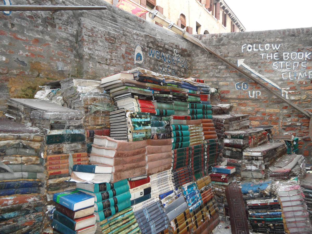 Könyvekből épült kilátópont a velencei Acqua Alta könyvesboltban