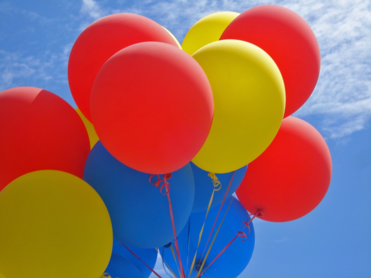 balloon-celebration-vehicle-color-toy-happy-birthday-600810-pxhere_com.jpg