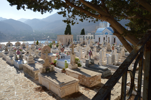 Saját szüleiket kénytelenek exhumálni a görögök