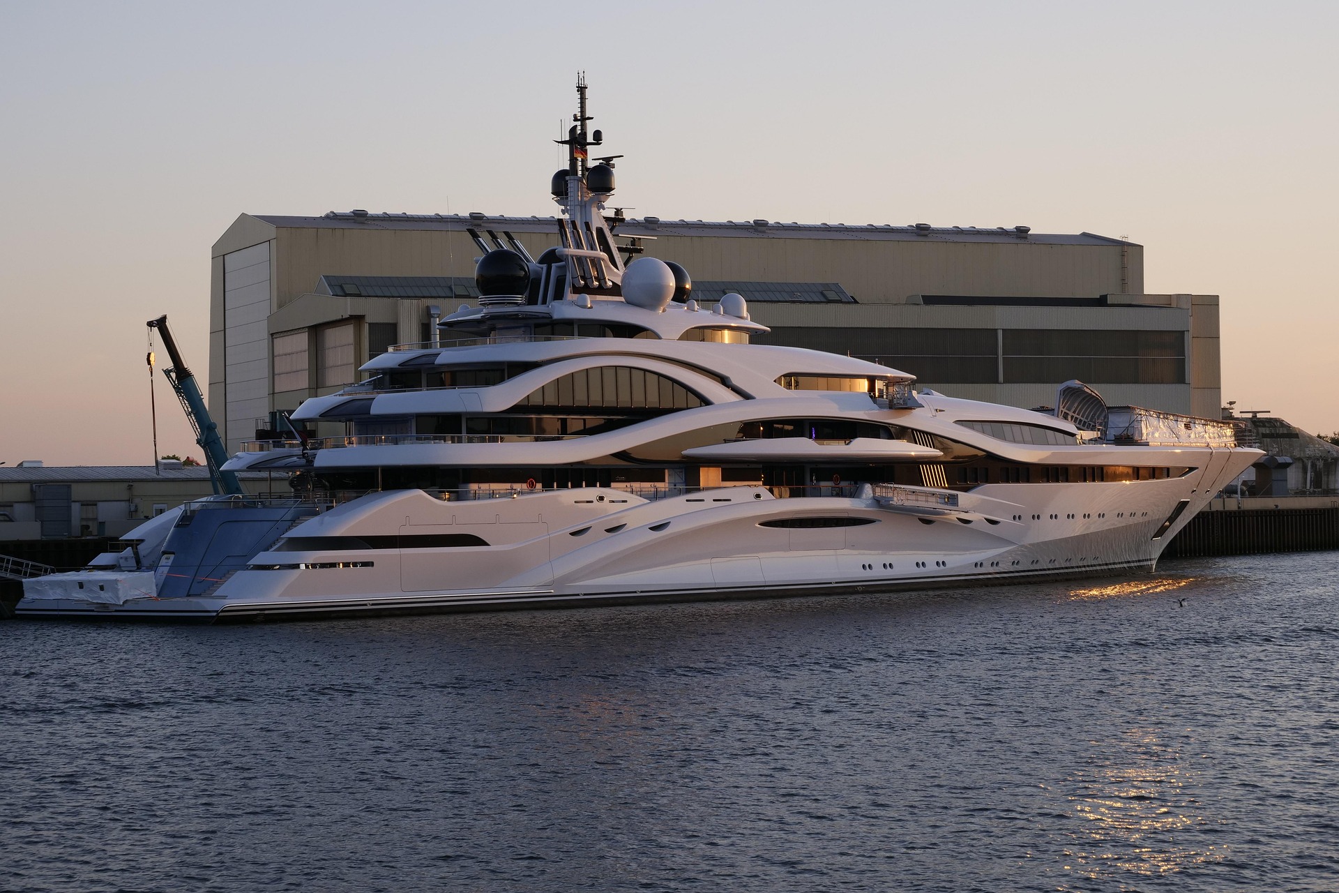 luxury-yacht-3430348_1920.jpg