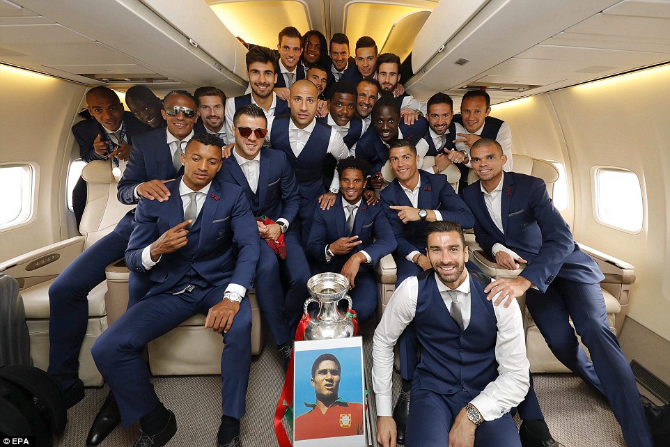 the_squad_posed_for_another_photo_with_the_trophy_and_a_photo_of_eusebio.jpg