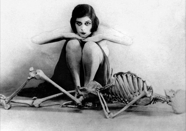 horror_vintage_pictures_of_people_posing_intimately_with_skeletons_12.jpg