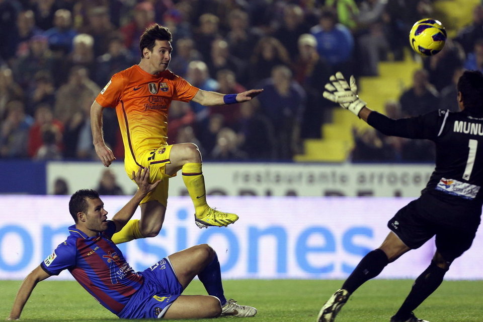 Messi-ante-la puerta-de Levante.jpg