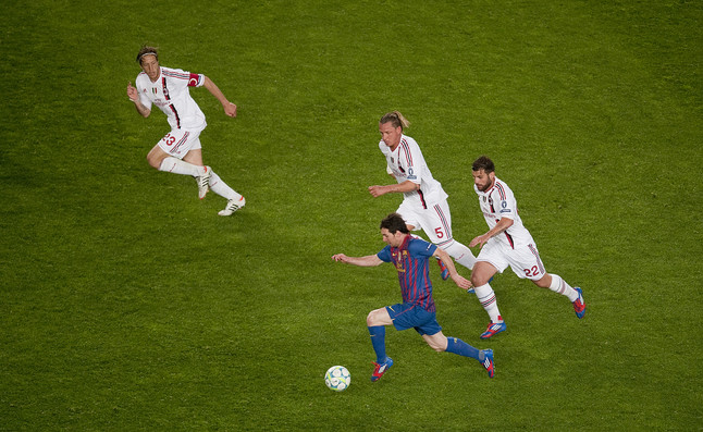 Messi-escapa-de-tres-jugadores-de-Milan.jpg